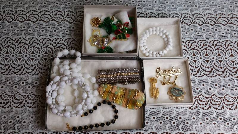 lot 150 image: Group of Vintage Womens Costume Jewelry
