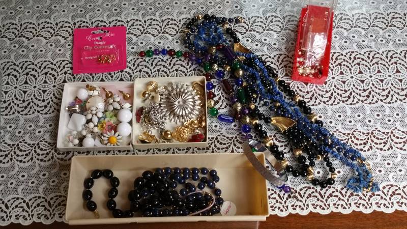 lot 151 image: Group of Vintage Womens Costume Jewelry