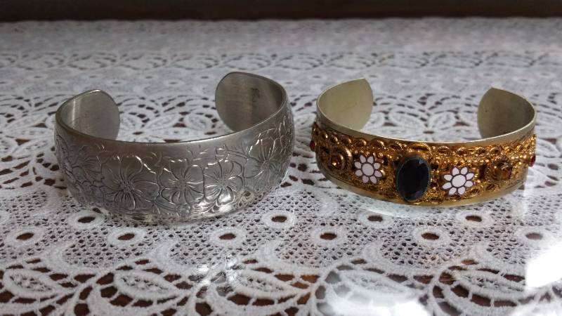 lot 151A image: 2 Vintage Womens Bracelets