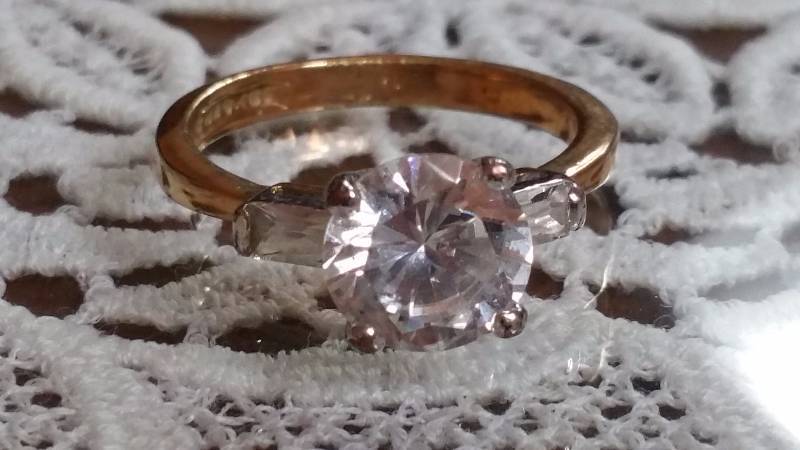lot 151E image: Costume Jewelry Gold Ring