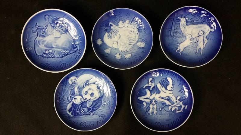 lot 200 image: B&G Porcelain Mothers Day Plates