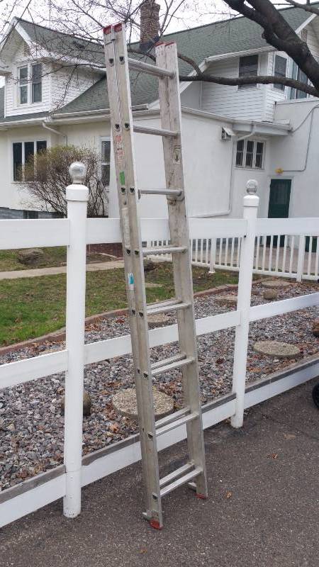 lot 208 image: 16 Aluminum Extension Ladder