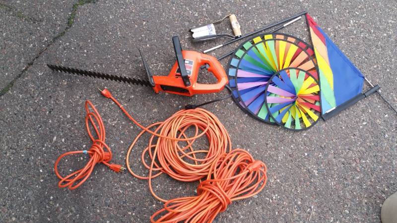 lot 211 image: Hedge Trimmer & Extension Cords