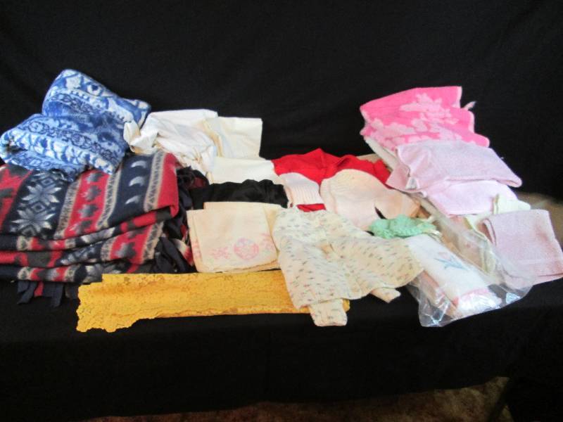 lot 98A image: Blankets Bath Towels & Misc