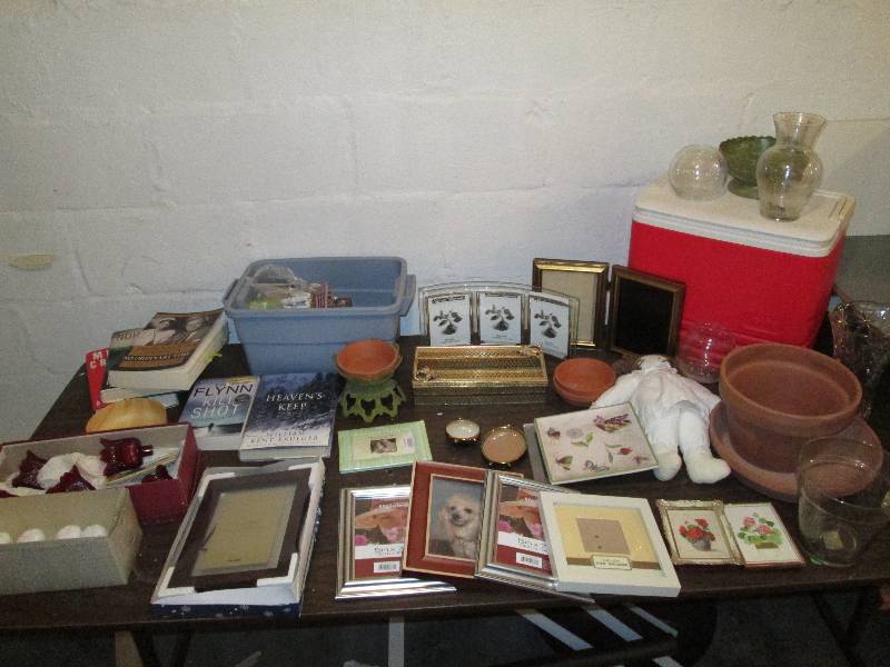lot 253 image: Picture Frames Books