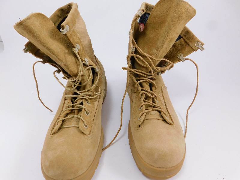 lot 88 image: U.S. Military Issue Mens Size 11R GORE-TEX Desert Combat Boots