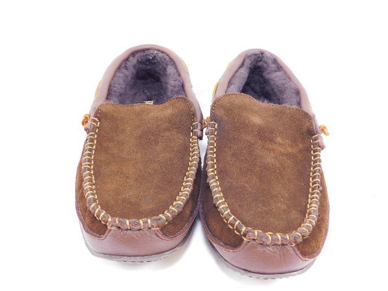 lot 92 image: Guide Gear Mens Size 9 Elk Shearling-Lined Slippers