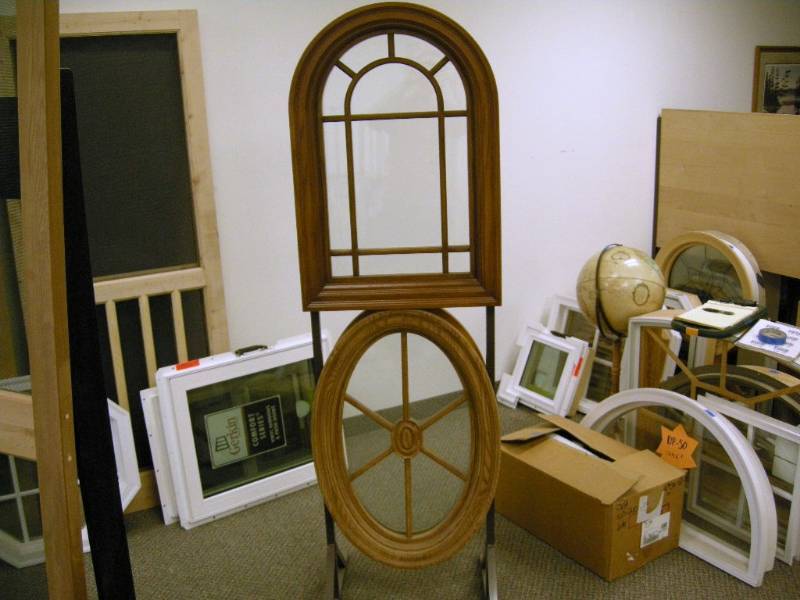lot 51 image: Dual Window Display