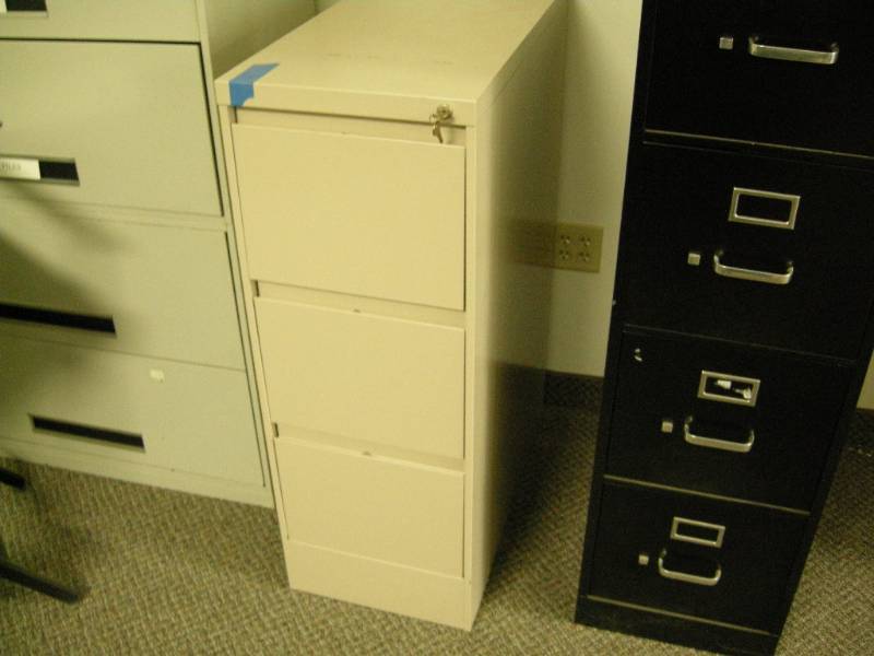 lot 96 image: 3 Drawer File Cabinet