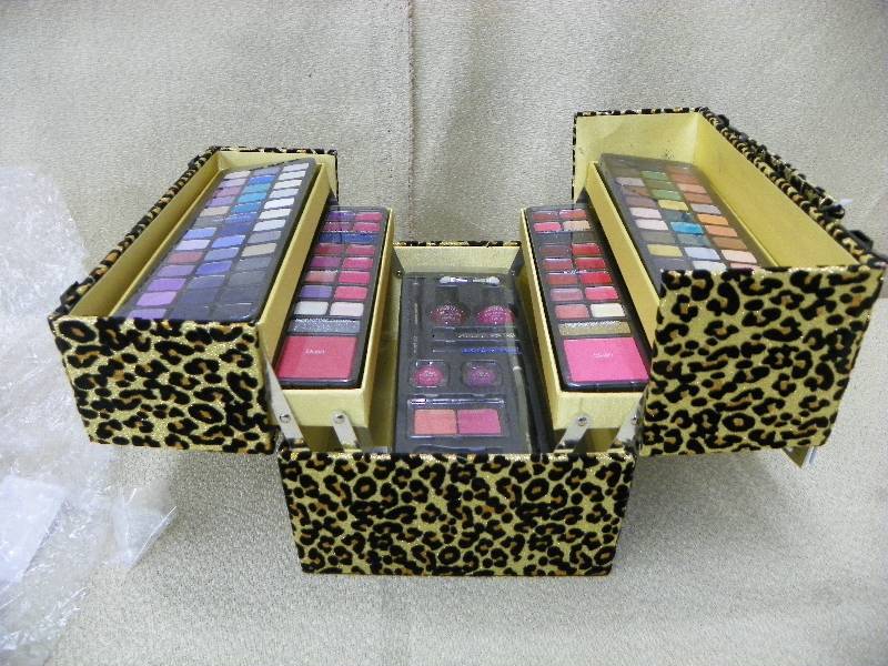 Beauty Explosion Train Case
