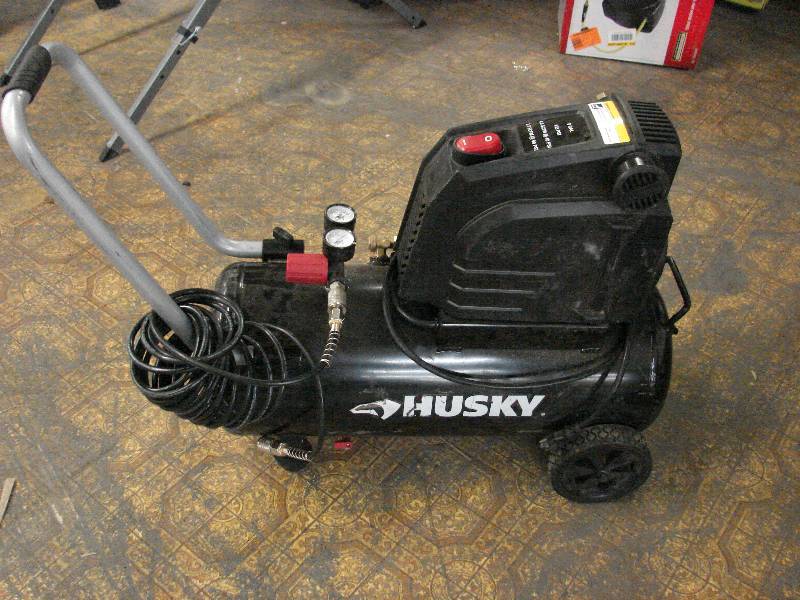 lot 272 image: HUSKY AIR COMPRESSOR, 8 GALLON, 135 PSI