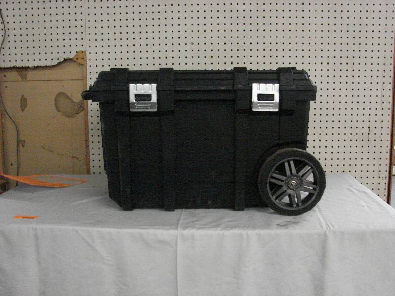 lot 281 image: HUSKY 26 TOOL BOX WITH WHEELS ON ONE END