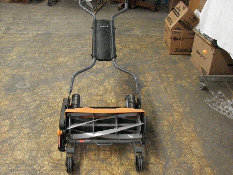 lot 308 image: FISKARS MANUAL PUSH MOWER