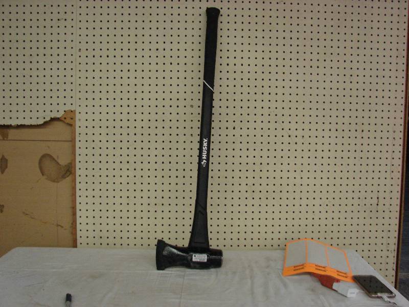 lot 324 image: HUSKY SPLITTING AXE
