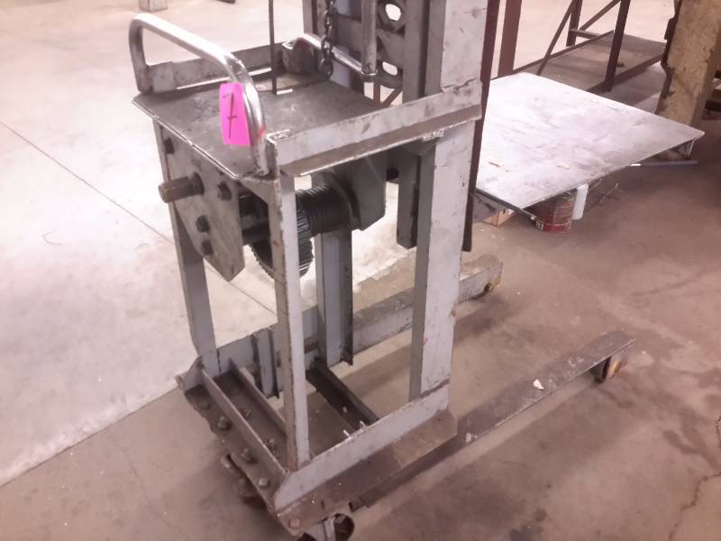 lot 7 image: Mechanical Die Cart..