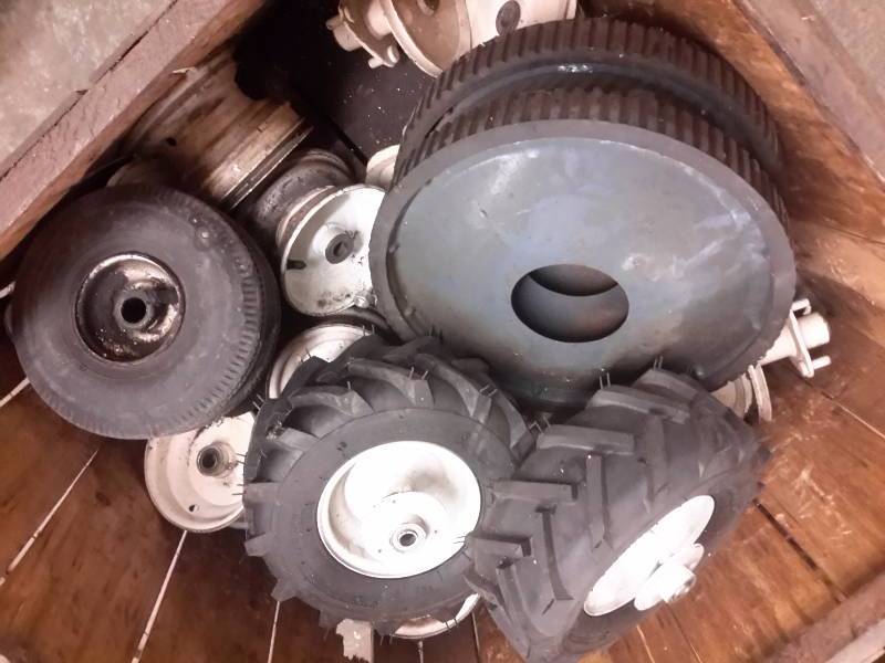 lot 45 image: Wheels and wheel hubs as pictured.. Take em all.