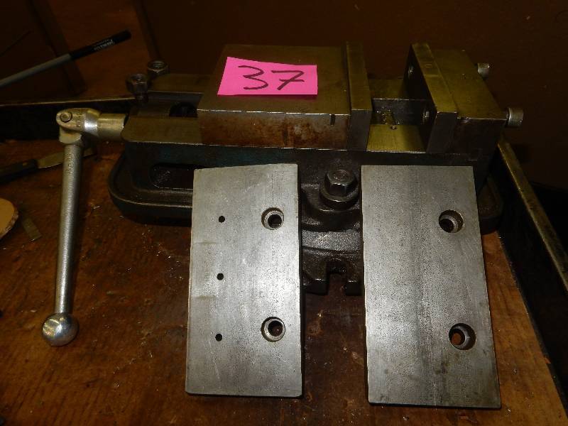 lot 37 image: KURT, 6 in Angle Lok Milling machine Vise