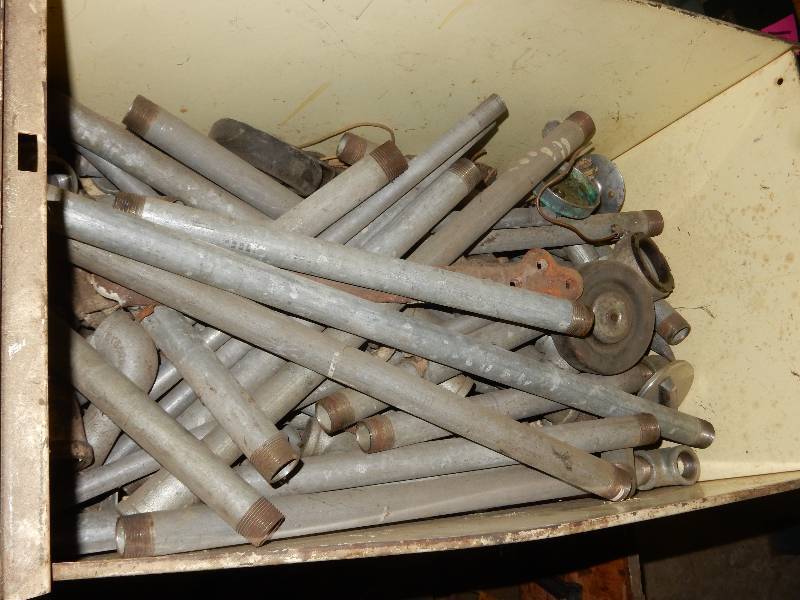 lot 18 image: Metal box of galvanized nipples, pipe