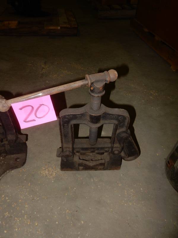 lot 19 image: Vintage pipe Vise.