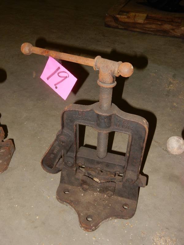 lot 20 image: Vintage pipe Vise.