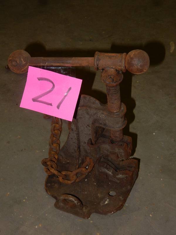 lot 21 image: Vintage pipe Vise.