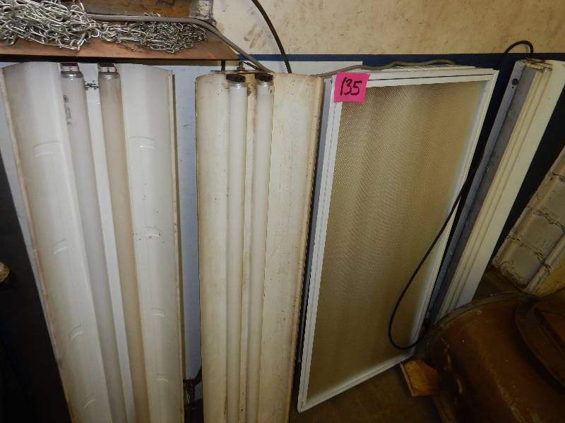 lot 135 image: 4 fluorescent Light fixtures