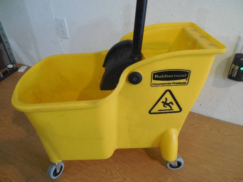 lot 101 image: Rubbermaid Commercial Products 31 qt. Tandem Mop Bucket
