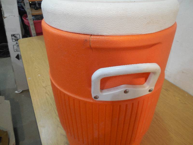 Sold at Auction: RUBBERMAID 5 GALLON COOLER WITH CUP DISPENSER