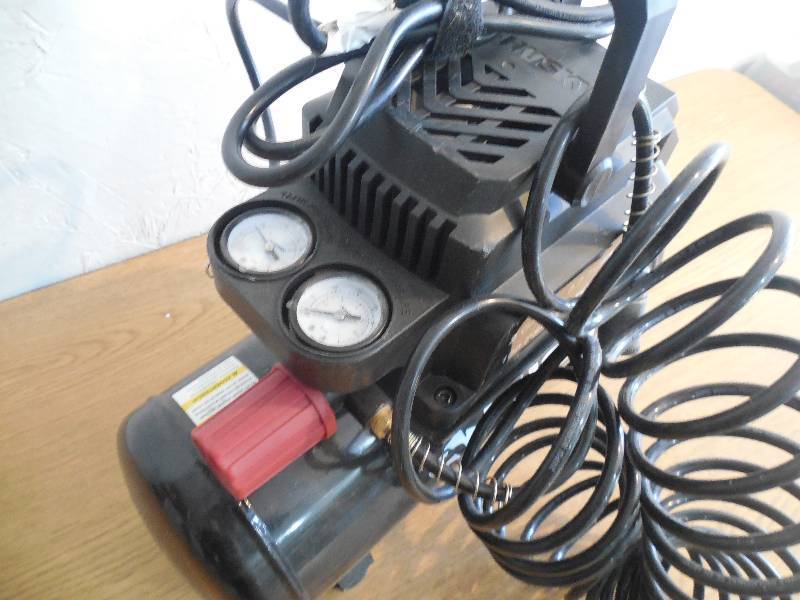 lot 91 image: Husky 2 Gal. Electric Hotdog Air Compressor