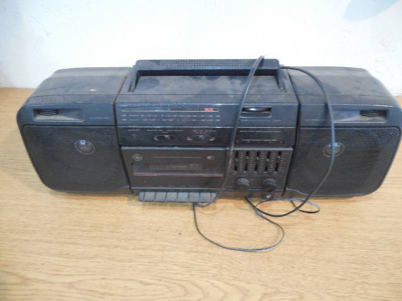 lot 9 image: PORTABLE RADIO