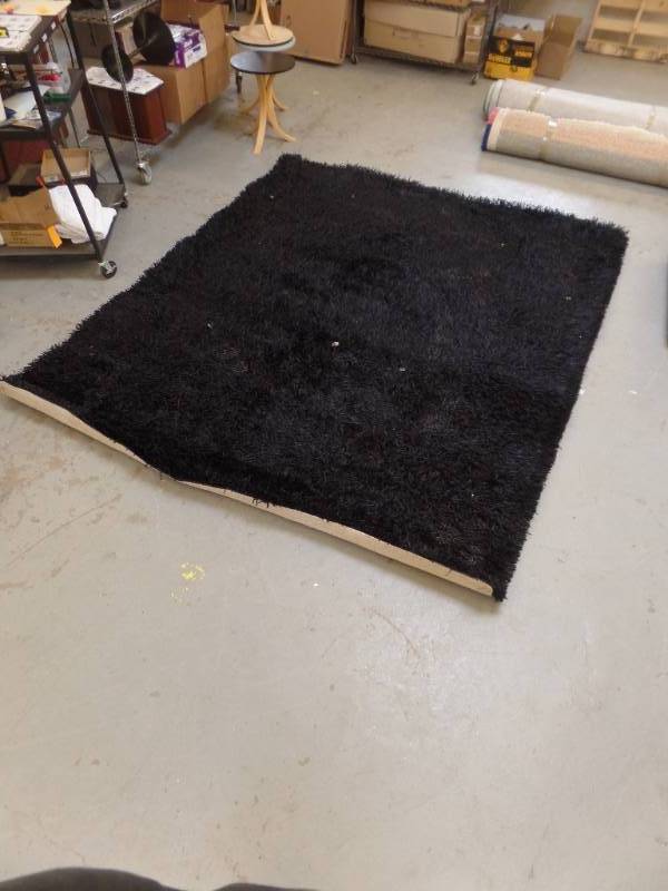 lot 914 image: AREA RUG