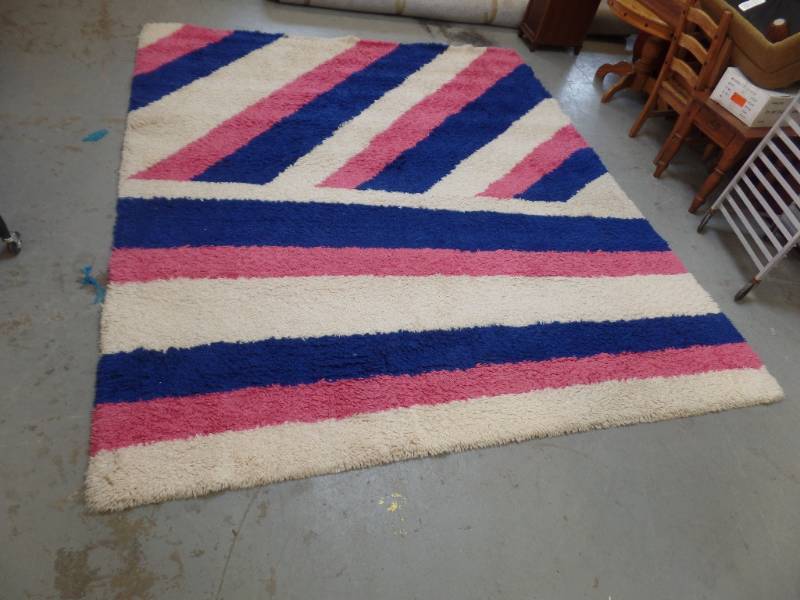lot 915 image: LARGE COLORFUL RUG