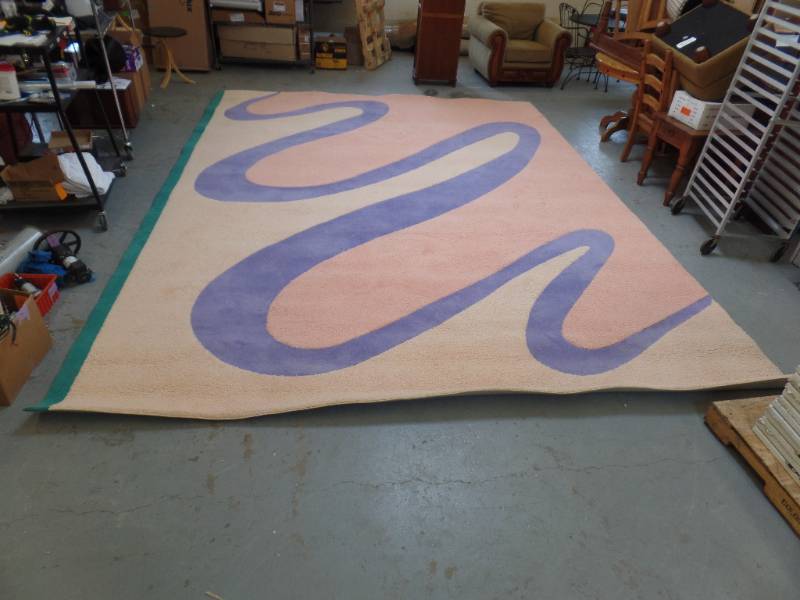 lot 916 image: LARGE CONTEMPORARY RUG