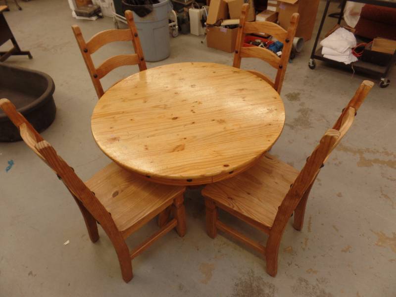 lot 906 image: DINING TABLE WITH CHAIRS