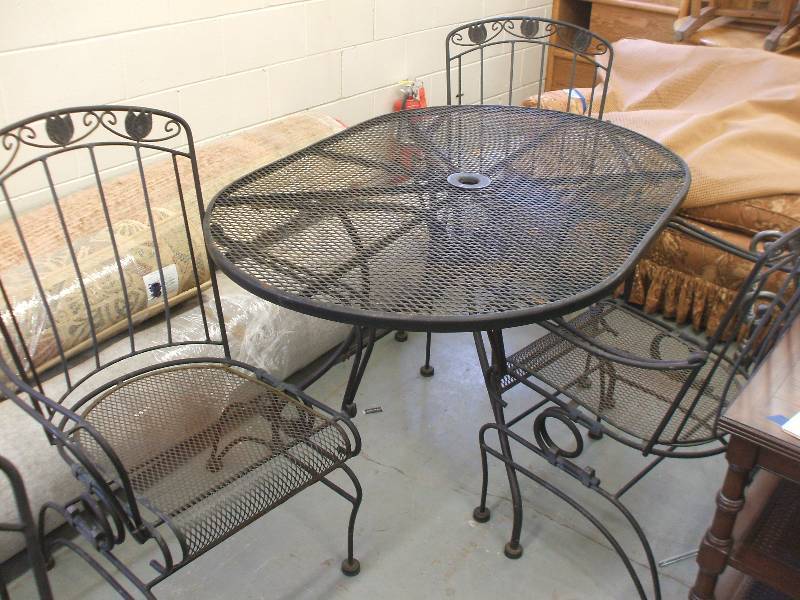 lot 918 image: PATIO SET