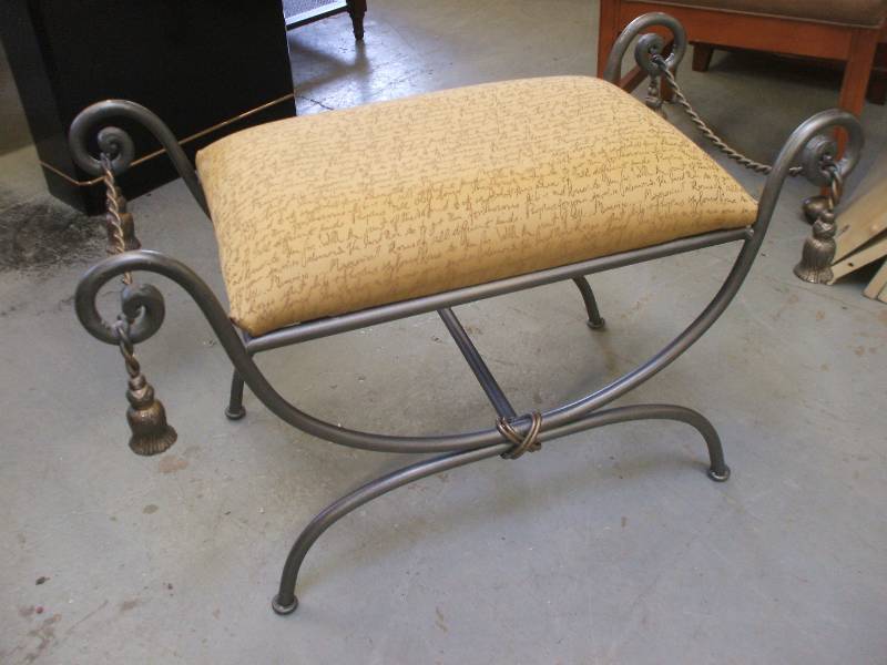 lot 920 image: METAL AND UPHOLSTERED BENCH