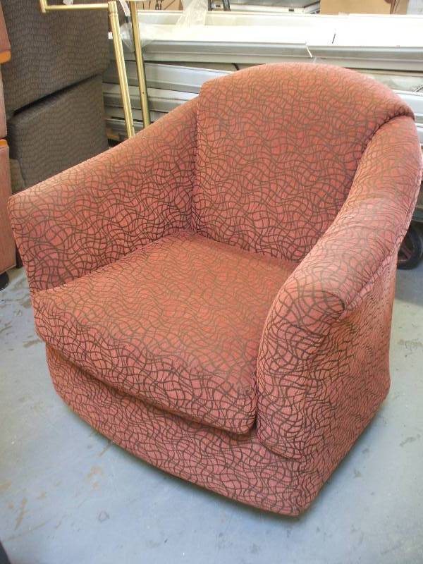 lot 929 image: UPHOLSTERED SWIVEL CLUB CHAIR