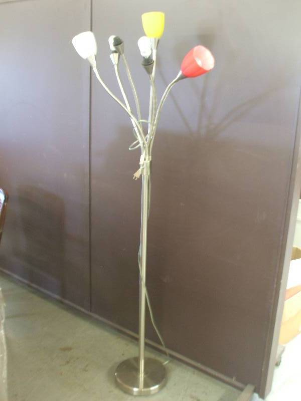 lot 930 image: CHROME FLOOR LAMP