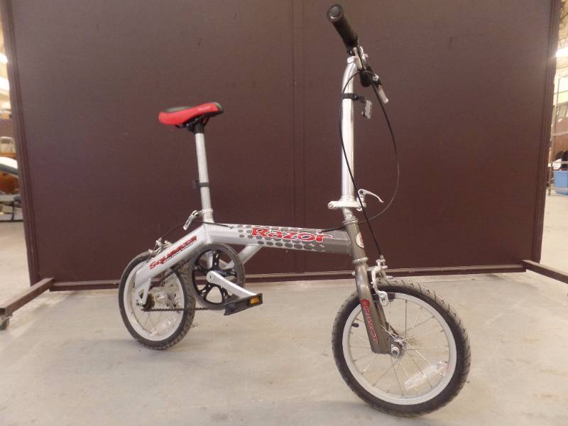 lot 948 image: RAZOR BICYCLE