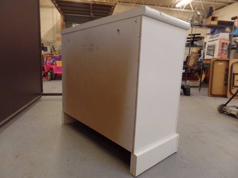lot 957 image: 3 DRAWER DRESSER