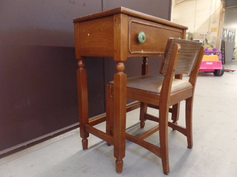 lot 958 image: SMALL DESK AND CHAIR