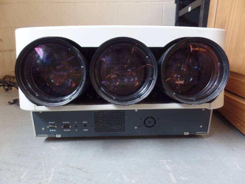 lot 968 image: GRAHICS PROJECTOR