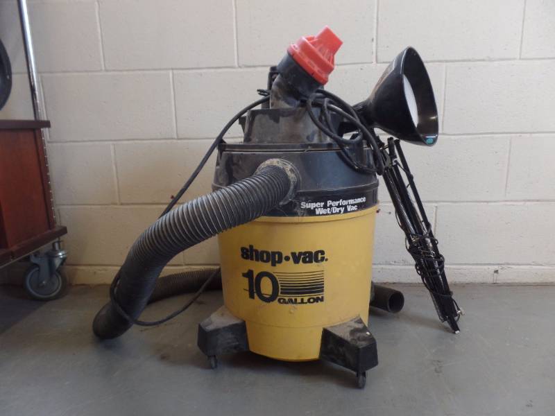 lot 969 image: SHOP VAC AND WORK LIGHT