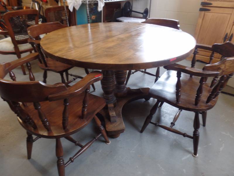 lot 976 image: BEEFY DINING SET
