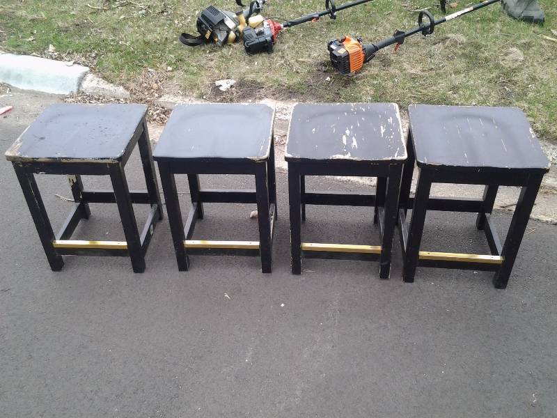 lot 21 image: 4-Low-Boy Bar Stools 22 Inches Tall