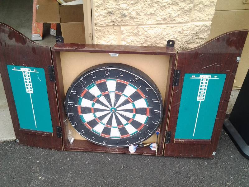 lot 48 image: Dart Board Set With Darts