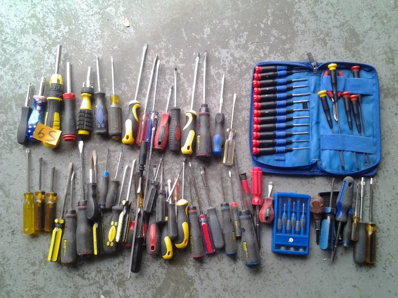 lot 59 image: Large Lot Of Screw Drivers & Other Drivers