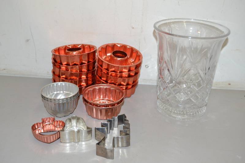 lot 11 image: Bundt Cake Pans, Hurricane Glass Candle Holder