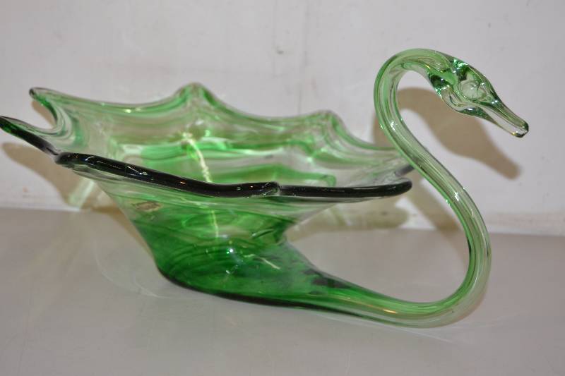 lot 12 image: Cappys Handcraft Glass Swan