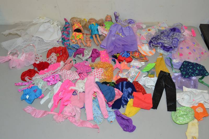 lot 23 image: Dolls and Barbie Clothes
